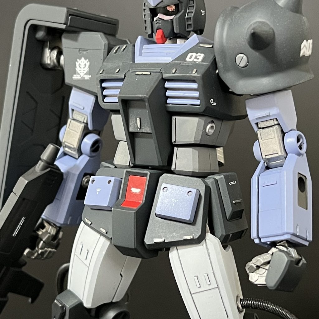 ボディー部の改造部分を御覧ください。プラ板、ディテールアップパーツで装飾しました。腰のV字もパテ盛りして埋めました。