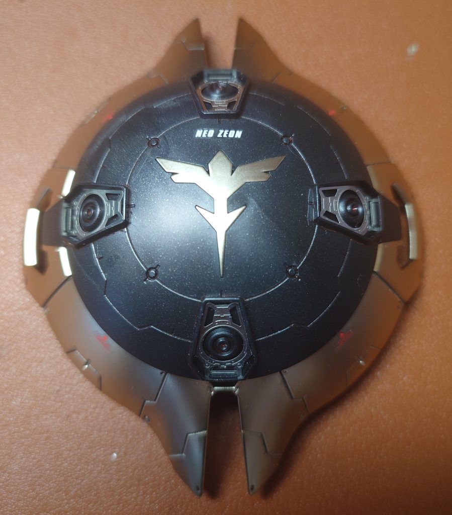 ネオジオンマークはパーツ化されていました。スペシャルコーティングじゃないキットを合わせ目けして塗装したいなぁ