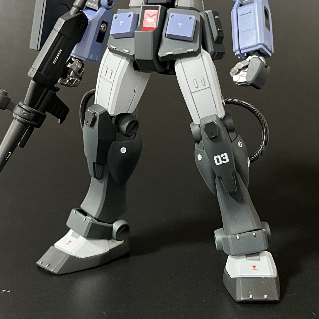 下半身。こちらも同様にプラ板ほか、ディテールアップパーツで装飾。膝部の黒い六角パーツは三連星っぽくて気に入ってます。