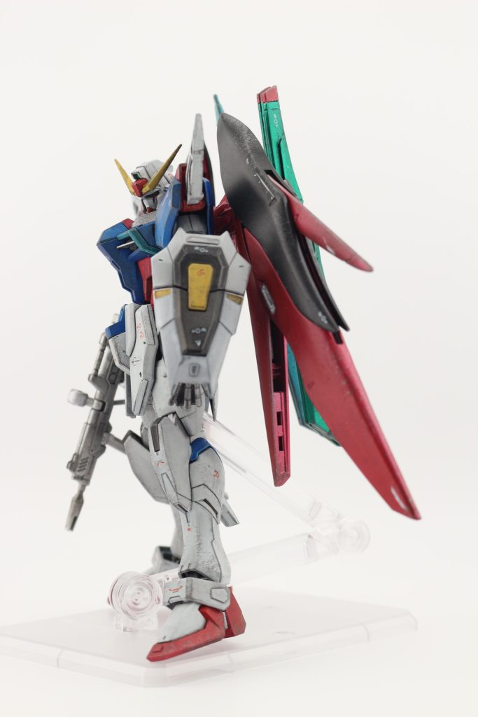 下地に黒サフの上からラッカーカラーのチタンシルバー、