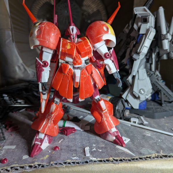 やっと腕ができましたが、パイプ関係がまだです。キットだと新旧とも肩のパイプは同じ感じでしたので、少し考えたいと思っています。ともあれ、全体のバランスはかなりうまくいったと思います。我ながら、ヤベーと思ってしまいました。（2枚目）