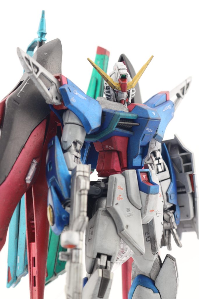 関節分等、いつもは暗めのメタリックカラーを使用していますが、今回はシルバーを使用して、メタルロボット魂感を出してみました