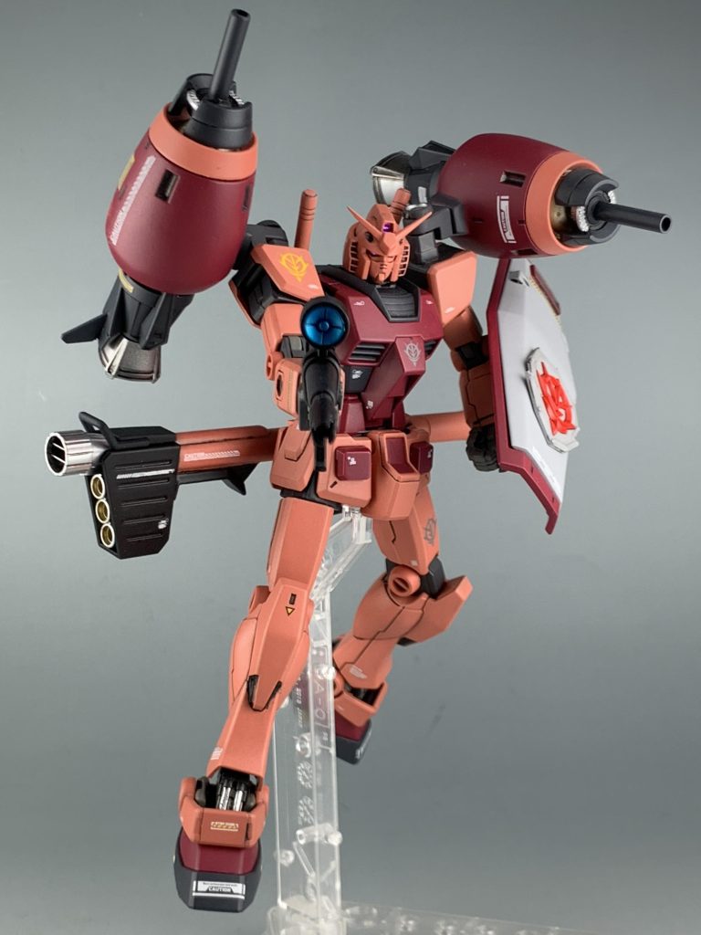 塗装はシャア専用カラーを缶スプレーで塗装しています。瞳は紫色のシールを貼っています。バランスを見てデカールを各種貼っています。