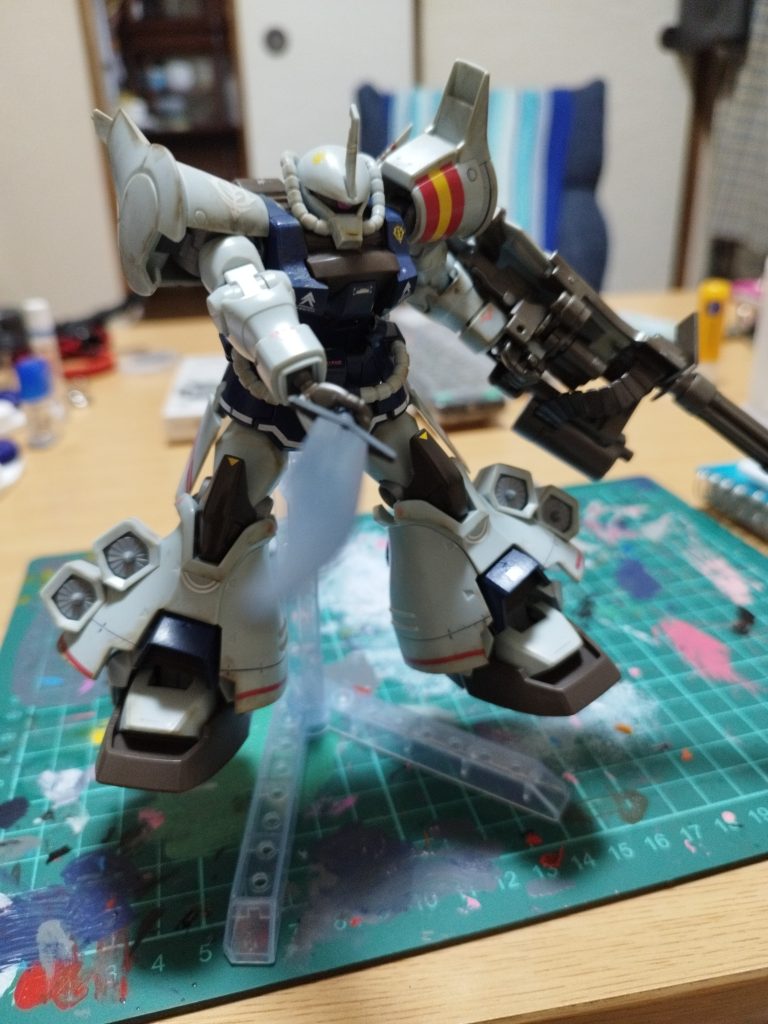 実はこのキットガンダムベースのもので、パーツが余分に入っていてそのパーツを付け替えることでグフ・カスタムを作ることもできます
