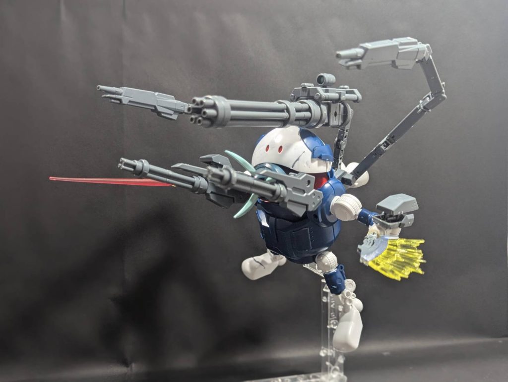 全体像はこんな感じでオプションパーツをとにかく詰め込みました。腕にはポロリの魔人rgシナンジュの斧みたいなやつ（ 誰か正式名称教えてください！) を使いましたビームサーベルはなんかあったやつです。