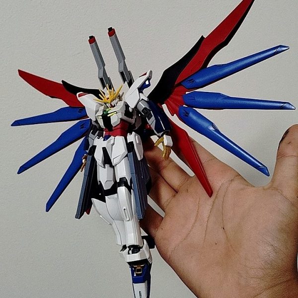 最近のルシフェルです。火器が欲しいなあと思ったので、フリーダム、ライフリのレール砲を追加しました。バックパックのレール砲は写真の様に取り付けてありますアンテナの接続方法(3枚目)無改造で出来ます。流石にアンテナの赤い部分は削らないといけなかったのでつけてません。MSサイトレンズを付ける予定です。（1枚目）