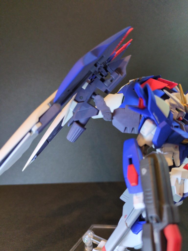ウイングはHGとMGで関節が違うので中間に別パーツを入れてます。このパーツのお陰でバードモードで干渉なくウイングが展開できました。