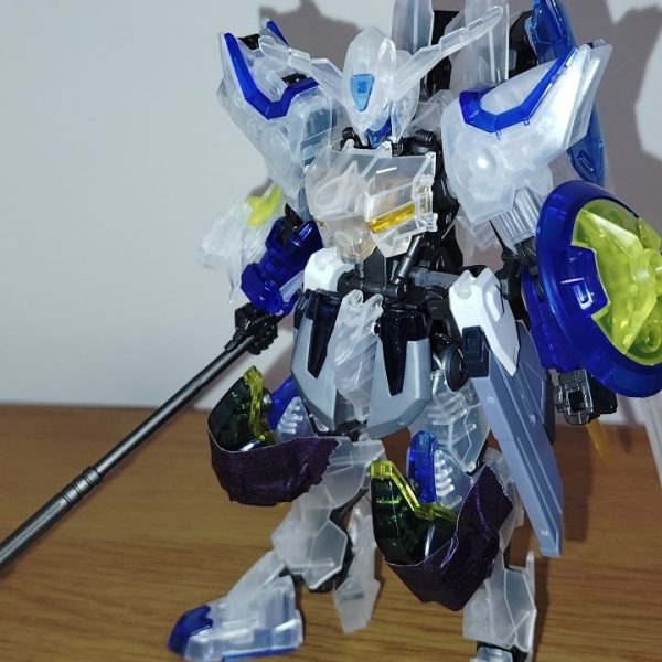 バエルをミキシングしてます。今回使ったガンプラは、HGガンダムバエルクリアカラーHGガンダムデスサイズクリアカラーHGシェンロンガンダムクリアカラーHGフリーダムガンダムです。フリーダム以外はすべて東京のガンダムベースで手に入れました。…ガンダムフレーム系ってミキシング難しすぎやろ！