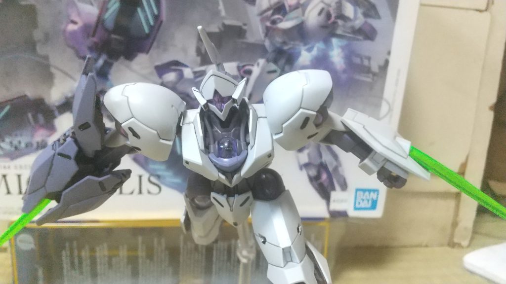 ビームサーベルを構えて突進。再現ポーズ少なすぎる～💦