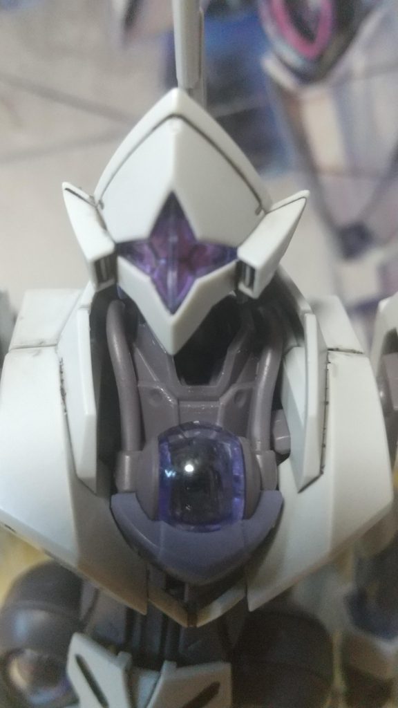 頭部のシールはつま楊枝で凹凸をくっきりと表現しました。