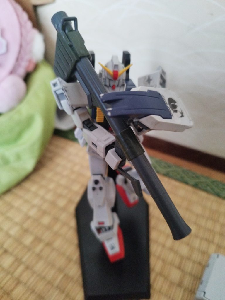 武装はほかの機体にすべて取られていたのでガンダムのバズーカを使って買ってなかったので拝借しましたかっこいい〜