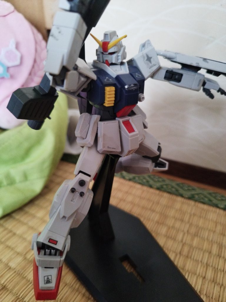 ふつうにバズーカ撃ったときの反動とかで機体が後ろに移動しそうですよねあのバスーガのでかさですからねぇ