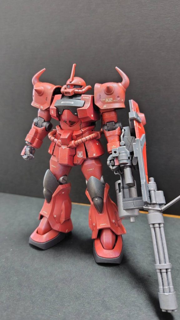 シャア専用が欲しかったので、自己流で制作塗装、デカール、つや消し、ウェザリングのみヤスリ、合わせ目消しは、やり方が分からず勉強中