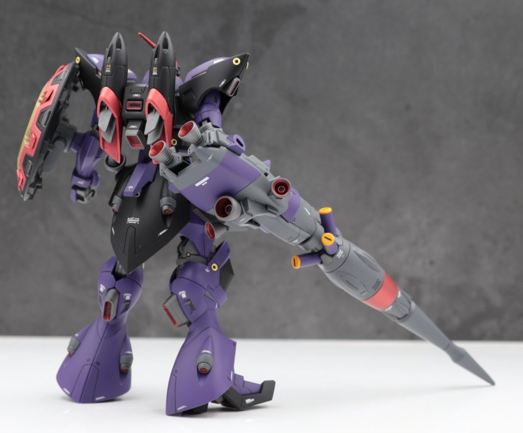 主な改造点としては頭部と背面の形状を変更。ハクジをイメージした大型のヒートランス。カラーリングはドムトルーパーをイメージして塗装しました。