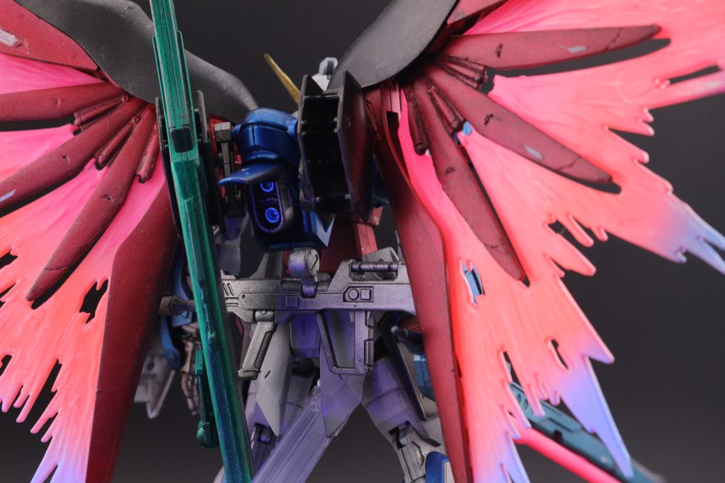 試みの一つは蛍光塗料でのグラデーション塗装。初めての割には上手くいったかと思っています。