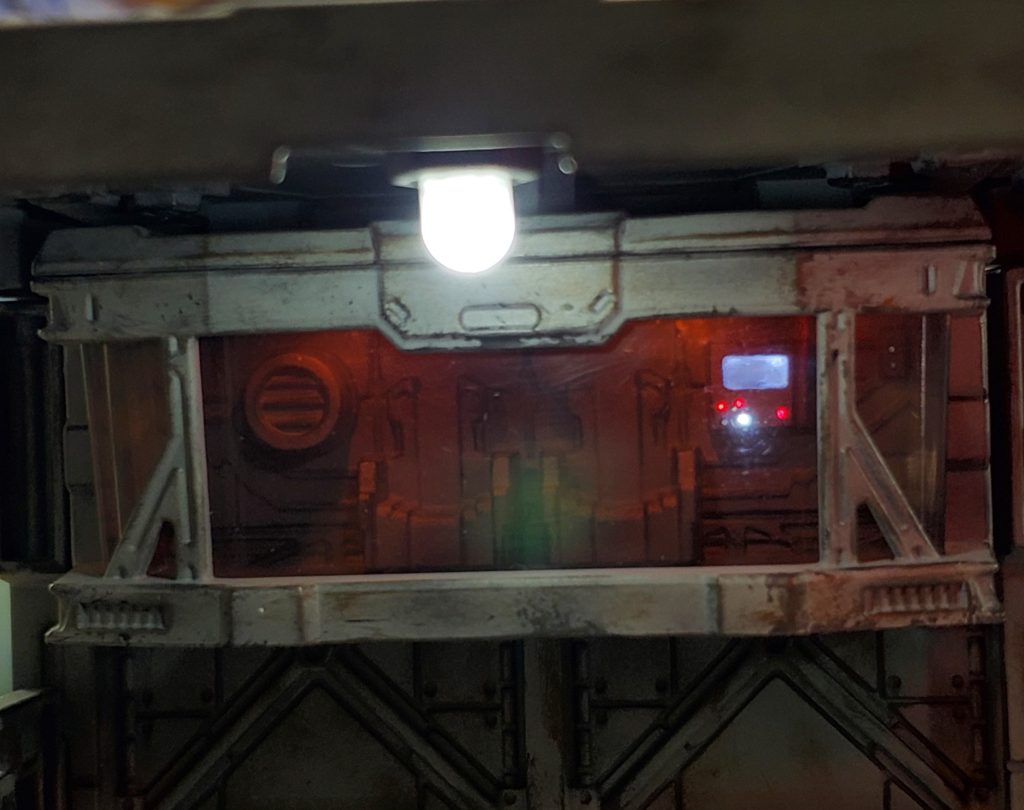 指令室の配電盤的なモールドを小加工して液晶とスイッチ風に光らせコントロールパネル風にしました。