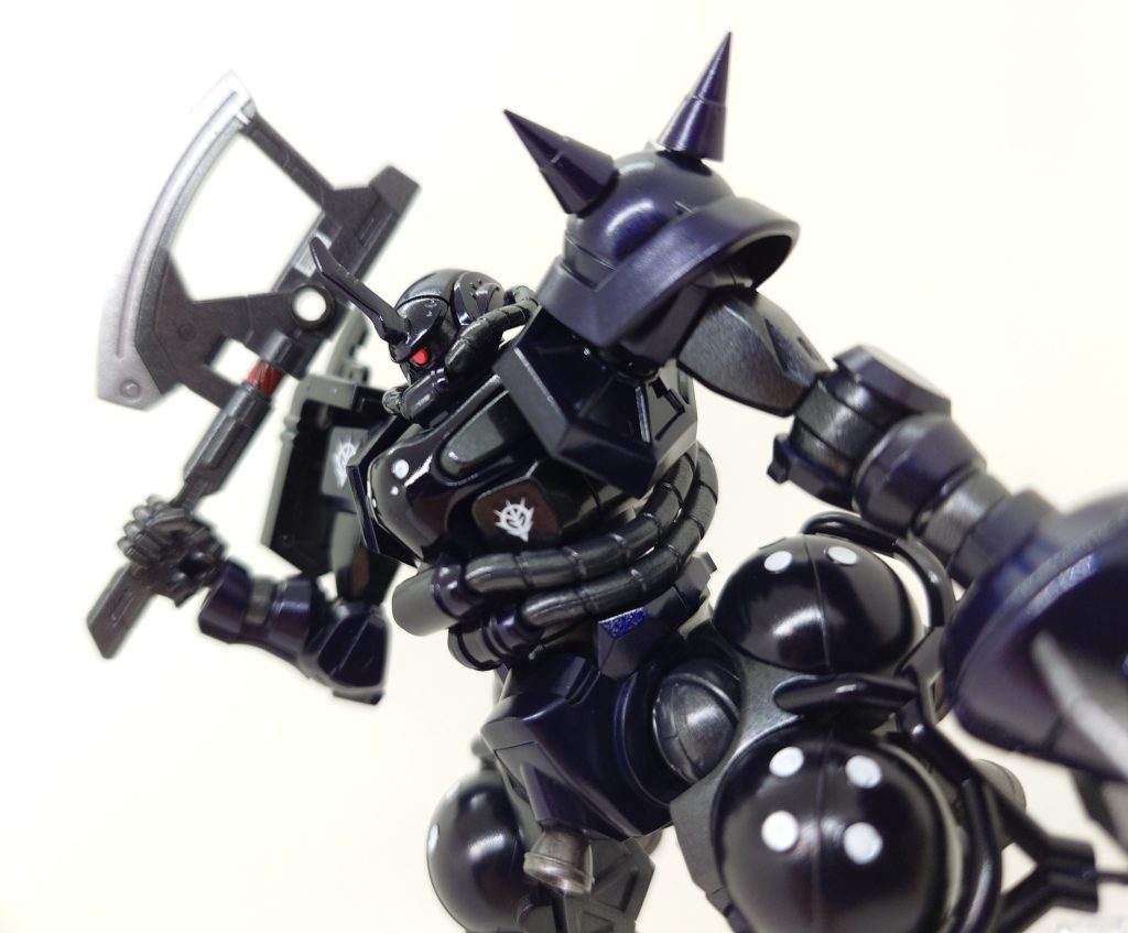 頭部も隊長機というイメージでアンテナを取り付けました。