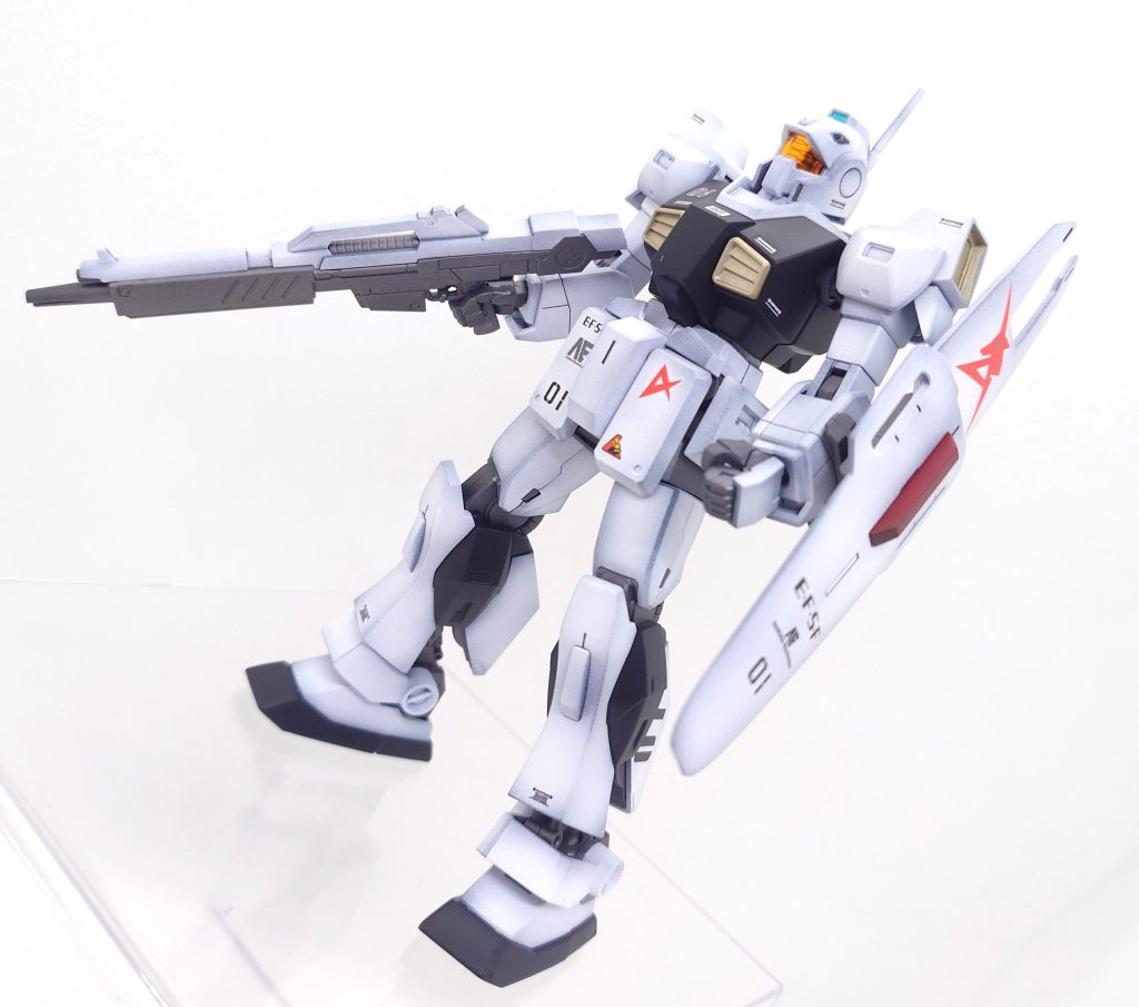 νガンダム用のビームライフルですのでネモの体格と比べると少し大きめな印象です。試作ビームライフルという事でカラーリングを正式モデルと変えています。