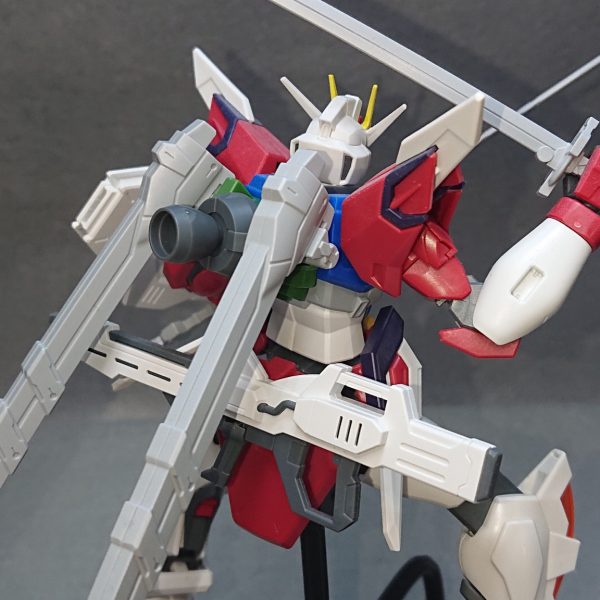 77番目のストライクの仮組ができました！今回の機体は日本刀を2本装備した二刀流の近接戦型ストライクとなっています💡メイン武装である日本刀は、ビルダーズパーツのMSランチャー01に収録されているモノを使用していますデザインはとても良いのですがパーツ分割が少なくスプレー缶塗装派の自分にはカロリーの高い塗装になりそうですｗ💦機体にはライジングフリーダムとイモータルジャスティスのパーツを多く取り入れているので全体的にスタイリッシュな感じになっています💡日本刀を持つ剣士なら研ぎ澄まされたような細身の身体が似合うかなと考えてのことです逆に脚部は細すぎると弱々しい印象を待たれてしまうかもしれないので、どっしりと揺るがないイメージを求めてビルドバーニングのモノにしてみました！ちょっとした拘りってやつですねｗその他の武装はイモータルジャスティスから“高エネルギービームライフル”と“ヴィーゼルナーゲルビームブーメラン”を貰い、ライジングフリーダムからは“フラッシュエッジG-3シールドブーメラン”を貰ってきていますヴィーゼルナーゲルビームブーメランは脇差しのような取り回しの良い武装をイメージして採用してみましたライフルとシールドはガンダムタイプのスタンダードな装備なので持たせていますｗそれと自分の作るストライクによくコメントをくださる“GunplaGuyさん”からのアドバイスで、高速斬り込み推進用のブースターをバックパックに増設してみました💡急遽追加だったので少し荒削りな感じもしますが、そこは塗装しながら上手くまとめていければなと考えています✨では、完成投稿でまたお会いしましょうｗ（2枚目）