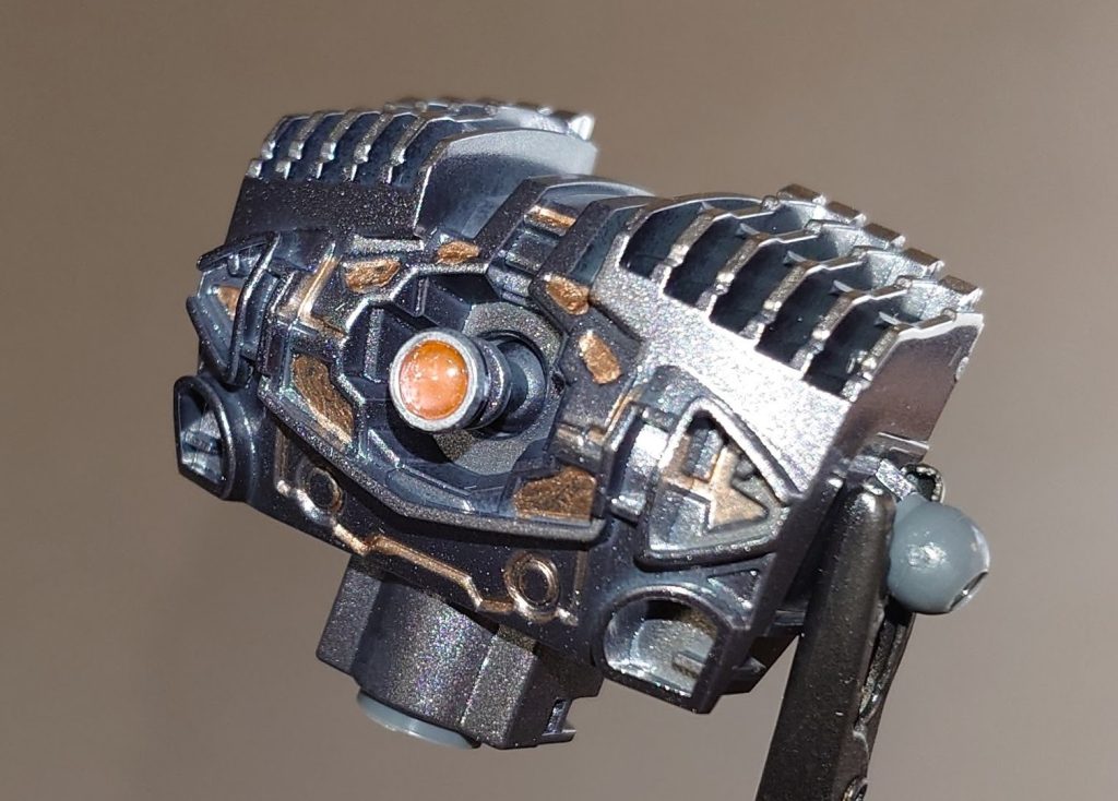 内部メカ。大きなクリアパーツから覗く一番目立つ部分に細かくモールドが入っています。凹凸もかなりハッキリしてくれているので、ここを塗り分けるだけで、かなりの達成感が得られました。