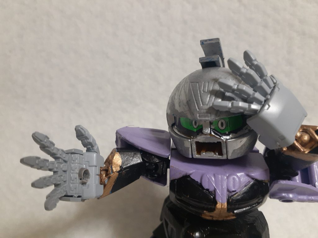 その汚染された体は命令のまま、世界を破壊するために動く……。「全世界の10分の9を殲滅しろと言われればこうにもなろう!」かつての名前、ターンOを表すかのような抉られた顔と空虚な体が破壊の叫びを虚しく響かせる! ===============================マスクはひげは切り落とし、鉄仮面風に顎と鼻を制作。マスクコマンダーの「仮面」にしました。また、ひげの差し込み部分を切り開いて口のように加工。このぽっかりとした口を「O」に見立てての名称決定です。