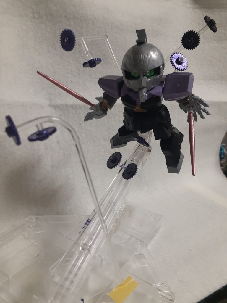 武装は両掌に装備されたビームソード(出力調整でビームライフルとしても使用可能)あわせて脳波コントロールで自在に動くダークネスバグでのオールレンジ攻撃。(基本は近接はビームソード、遠距離はビームライフルを牽制としてダークネスバグで対処する) ===============================透明パーツのプラランナーを使ってバグを周囲に浮かせてみたものの……。画角とか光源とかマスキングテープとか()、もっと撮影がんばりたかったな、な決めポーズその1。