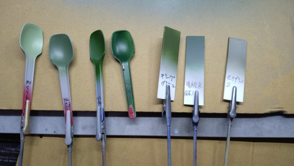 今回は、とにかくザクの緑どれ？と言うのが一番の苦労でした・・クレオスのMSグリーンでは薄くて、イメージに合わず結局薄緑をディープグリーン、濃い方を暗緑色2(日本海軍)でしっくりきました(zaku-kao5)