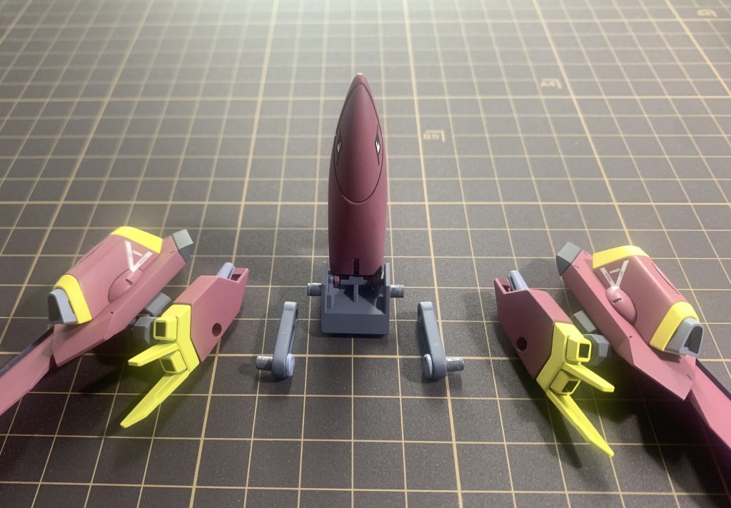 ウイングを水平に持ち上げるための加工メイレスケンブの背部武装アーム(短い方)にプラ棒を差してダボ軸を追加し、バックパックに挟んでクランクのように可動できるようにしました。 