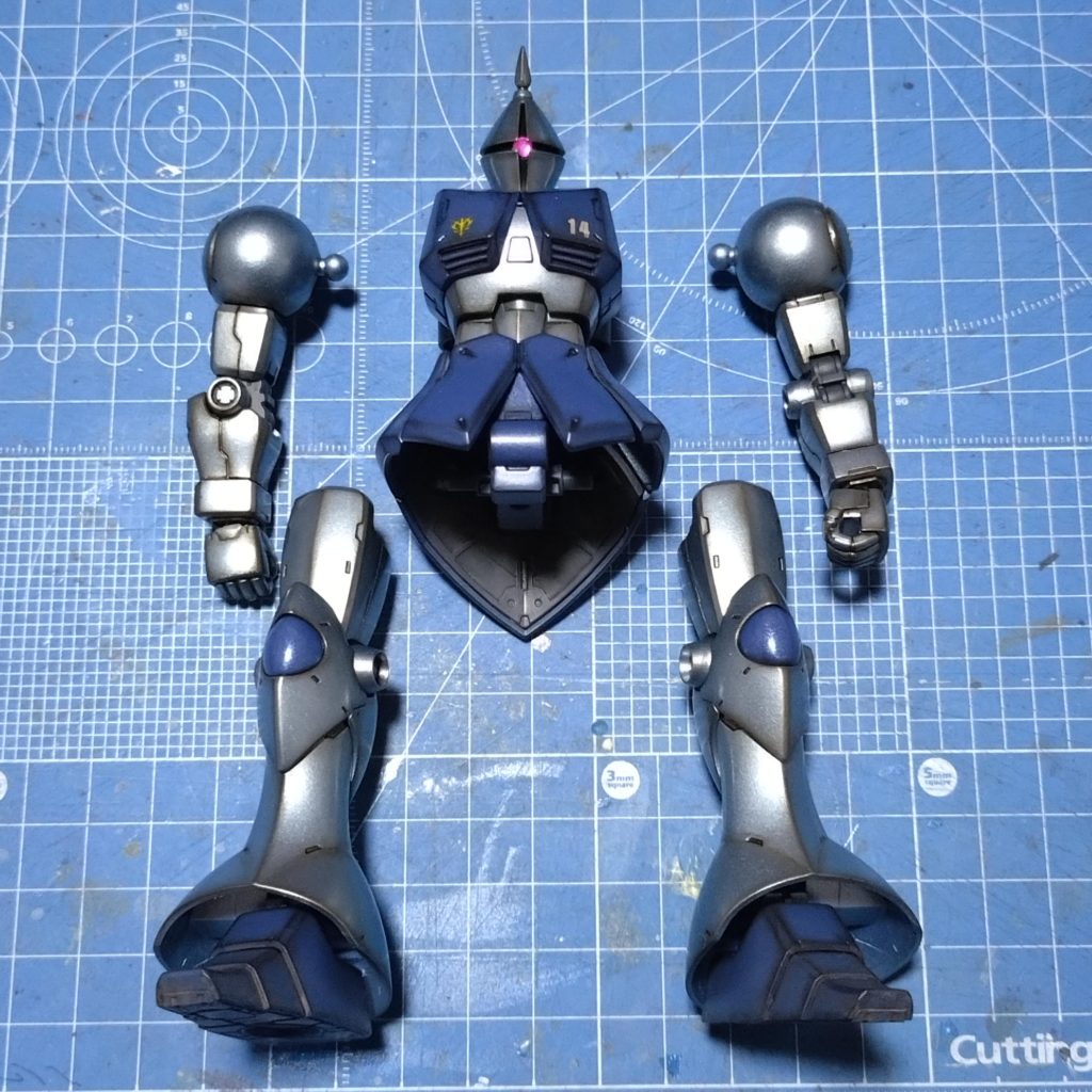 下準備はヒケ取りだけを行い、騎士ぽいデザインなので金属の鎧を纏っているようなメタリックに塗装してみました。アイスシルバーにシルバー、本体はティターンズブルーを混色した色で塗装しています。機体ナンバーやジオンデカールを貼り付け後、エッジにウェザリングマスターで濃淡強調して半艶でコーティングして下準備完了。あとはダメージ仕上げをメラミンスポンジで追加。今回は足回りにウェザリングマスター砂土汚れを少しプラスして完成です。