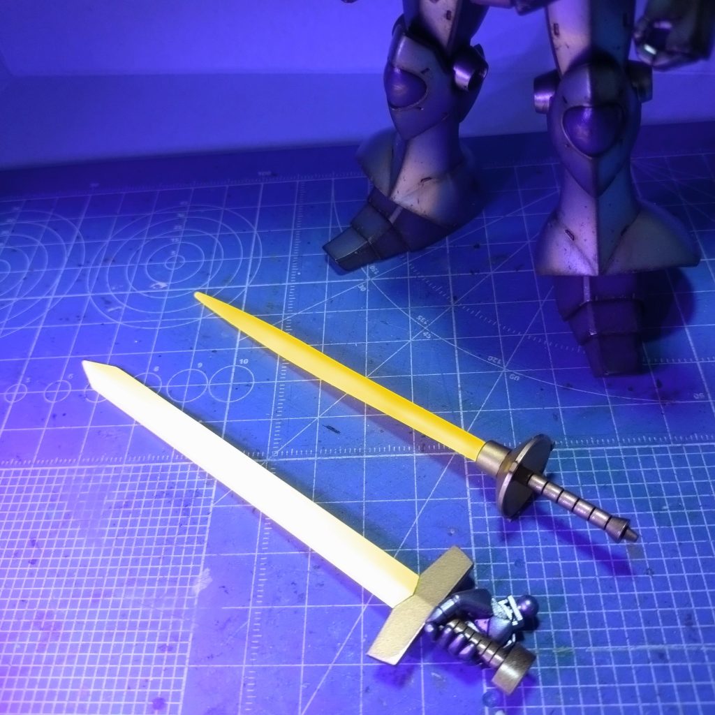 騎士らしいデッカイ剣が欲しかったので他から拝借蛍光イエローで塗装後クリアコーティングして完成、ブラックライトで発光を確認しました。ただ画像が紫色ぽく写るのが難点です。