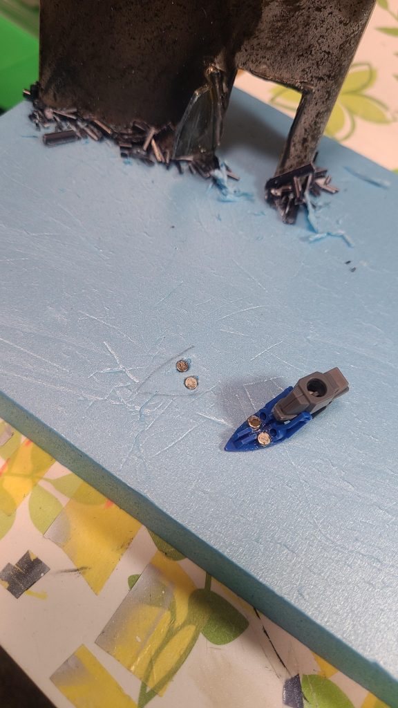 バックパックが重いので、自立補助のため足と台座にネオジム磁石を埋め込み。これも初挑戦。おかげで支え無しで立ってます。