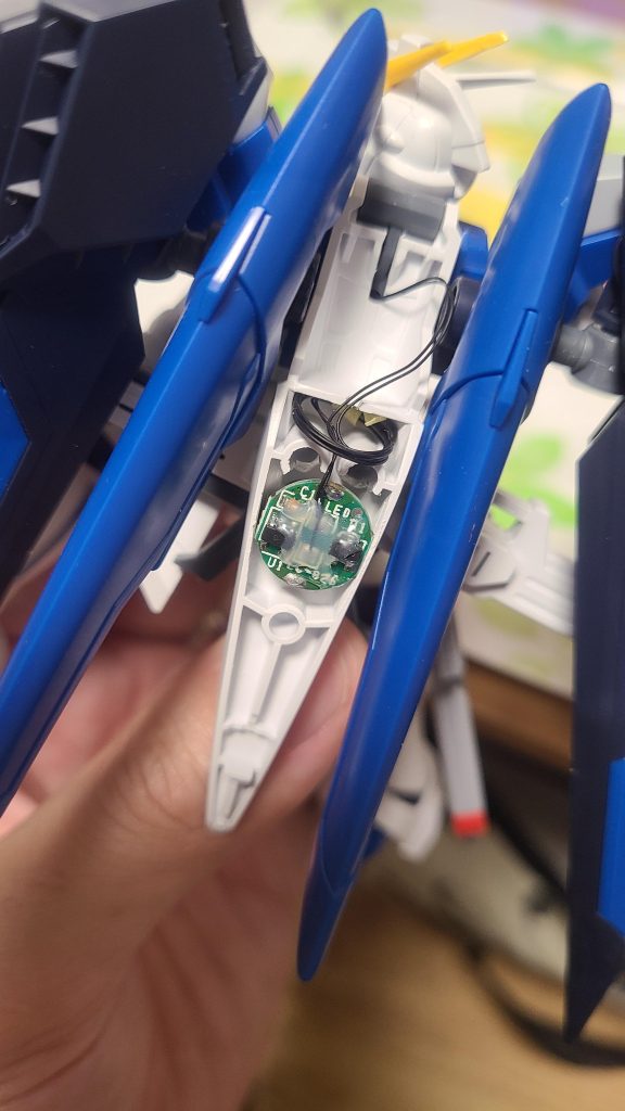 バックパックから頭部にチップLEDを通してセンサーとツインアイを発光。首の後ろに余裕持って配線したので変形も問題なく。磁気スイッチなので外から磁石を近づけると点灯。