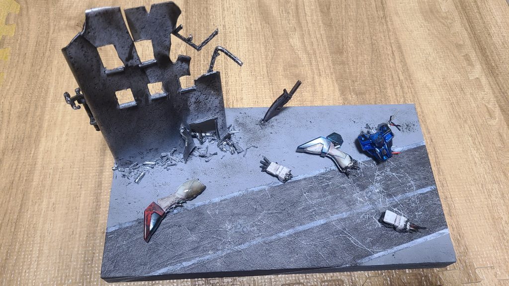 ビルはお弁当用のタッパーを切りまくり、ジャンクパーツ張り付けてディテール作り。斬られた残骸として余りパーツを配置しました。