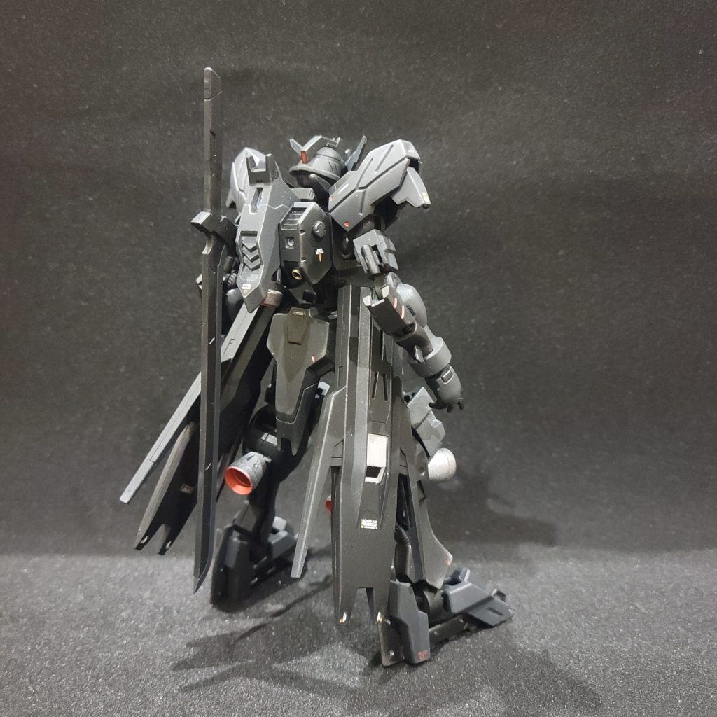 リアアスモデウスのバックパックを改造円錐ノズルの推進ユニットと刀用のマウントラック追加