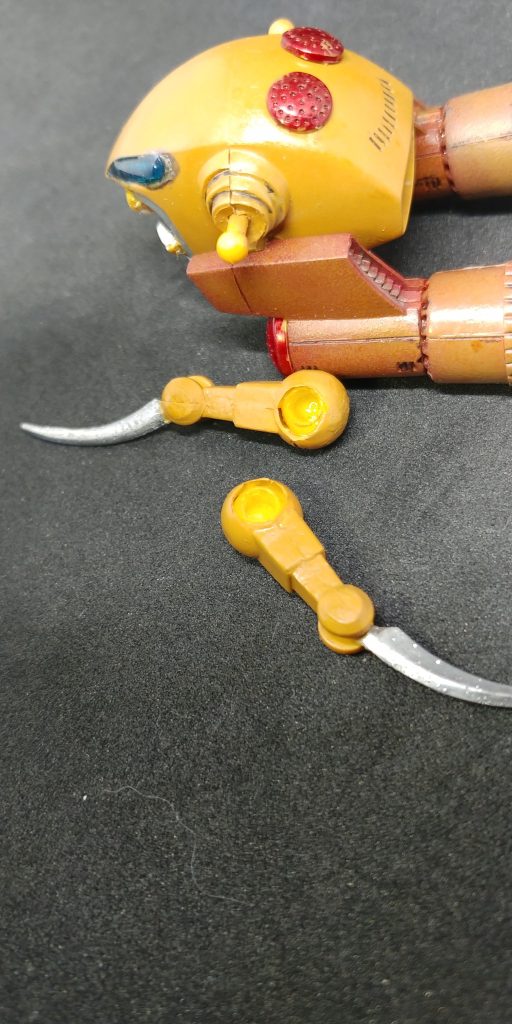 腕を肩部にBB弾をくり抜いて入れて後付けに、１/２５０の方も今やってますがこういうのを初めてやってみました。