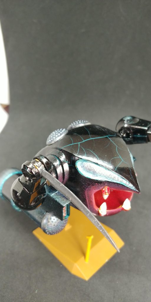 で、今回はこのひび割れをやりたかったんでネットで調べてクラック塗装というのを知りましたがガンダムマーカーでってのは無理かなって色々考えました。有りました、ガンダムマーカーのブラックの悪い特性？、ガンダムマーカーブラックって謎のひび割れ特性がある事を思い出しまして前に投稿の14バンシィ、25ミカエリスもひび入りですがこっちは意図せずひび割れし何で❗でショックでしたが今回はこれを逆に利用✌️  今回はこれを逆に利用しました。 