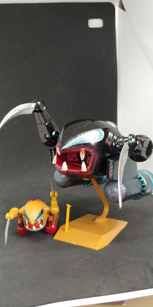 今回はブラックの下地は水性ホビーカラーの青竹色を使用コスモスメタブルーも試しましたが、青竹色の方がひび割れ率が高かったので水性ホビーカラーにしました。赤の割れも試してたので、Ｇマーカーのロイヤルメタレッドでもこっちはよく割れました。 何故か全て写真消えたので、再度載せましたが、ここの写真は消してたんで最初の投稿とは別写真です