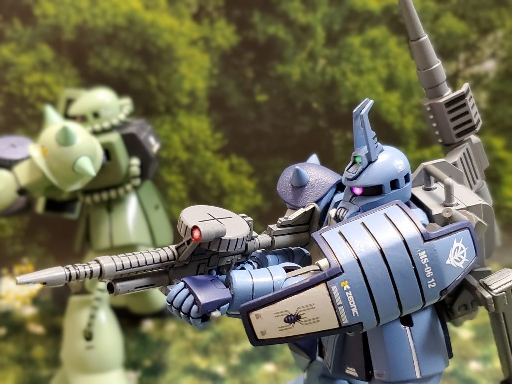 北米戦線の威信にかけても『木馬』を取り逃がす訳にはいかない❗と、ガルマ大佐より応援要請✉️✨カリフォルニアベースの作戦司令ギャレット少佐は北米最前線で活躍するイアン中尉をはじめとする各エース部隊に木馬討伐のために召集をかける🎶しかし❕召集の矢先、連邦軍は北米戦線に対し大規模なMSを主体とするゲリラ戦を展開💦最前線のジオンエース部隊は迎撃のため足止めをくらう事となる😔これまでにない数のMSを投入してきた連邦軍😓💦どうやら北米大陸に降下してしまった『木馬』への補給と脱出が目的の陽動作戦と推測される👀❗