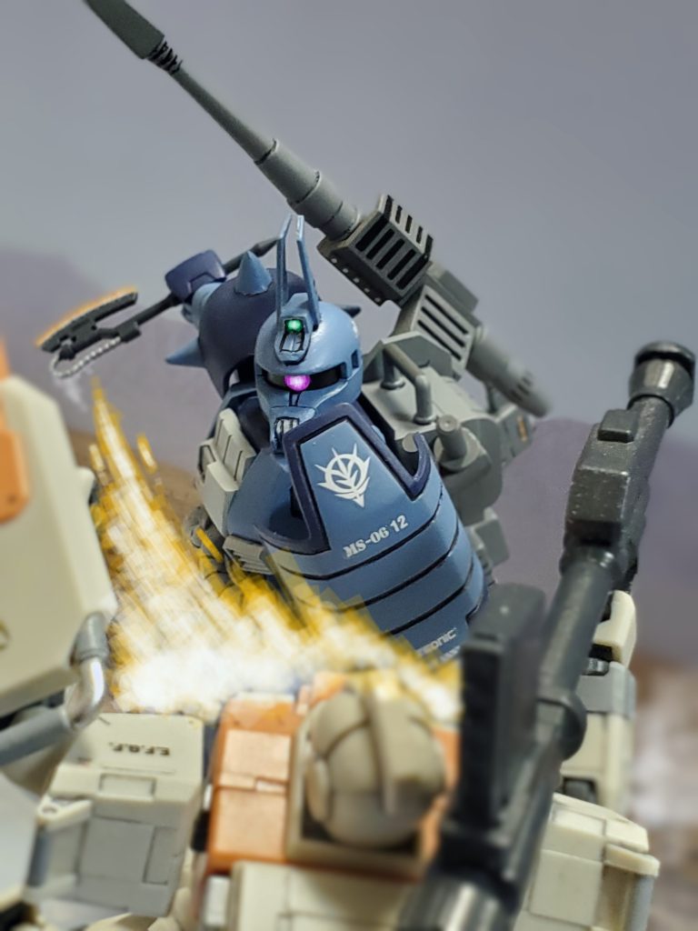 宇宙世紀0079年9月8日❗サイド7にてドズル中将麾下のシャア少佐が連邦軍MS開発計画『V作戦』の中核となる新造戦艦とMSを捕捉し交戦したと報告が上がる🤩そして、その日を境に北米、東南アジア戦線でも少数ではあるが連邦軍MSとの交戦が確認されるようになる❗各部隊が慣れない対MS戦闘で苦戦する中、イアン中尉率いるザク部隊はメキシコ防衛ラインにて連邦軍MSと交戦し戦果を上げていた🙌✨