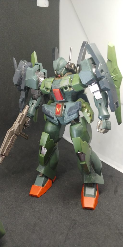 ルブリスソーン時の余りパーツなので、ソーンのパーツとストライカージンクスのパーツ切って削って、パテやらレジンやらでやり方解らない自分なりに頑張ってみました接着等により色ムラあるし相変わらず雑なのでいつもよりちょっと遠目に撮してます。