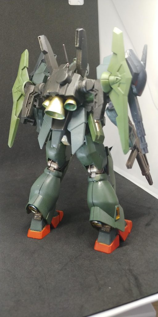 本当は後ろのが前でしたが付け方の都合で出っ張りすぎて変だったので腰をクルっ前後ろ逆に