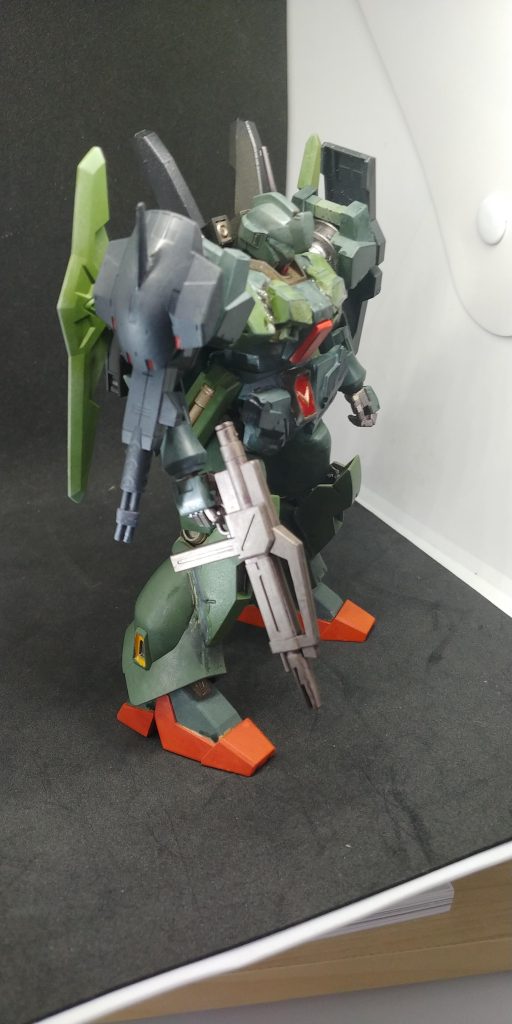 で、前どうしようかとずっと色々試してどうしようもなくなり丁度目に入ったポロポロパーツの落ちるバンシイより前掛け部分をレジンにて複製で何とかただ何か左右斜めになってますが・・・