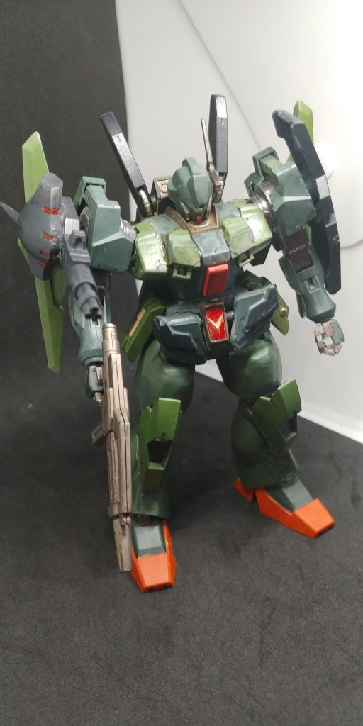 あとは、細い太ももをソーンの太ももで太く腕はストライカージンクスのに変えたが、右肩のパーツが無かったのでシグーディープアームズの不使用パーツを機関銃?ですが、薄っぺらく物足りなかったのでストライカージンクスの頭部の装甲をくっ付けて、何となくいい感じに あと、ジェガンのバックパックにストライカージンクスのディフェンスロッドを移植で、膝部とか胸部とかあっ、いくら僕でも強引に接着した訳ではないのでちゃんと関節動きますので