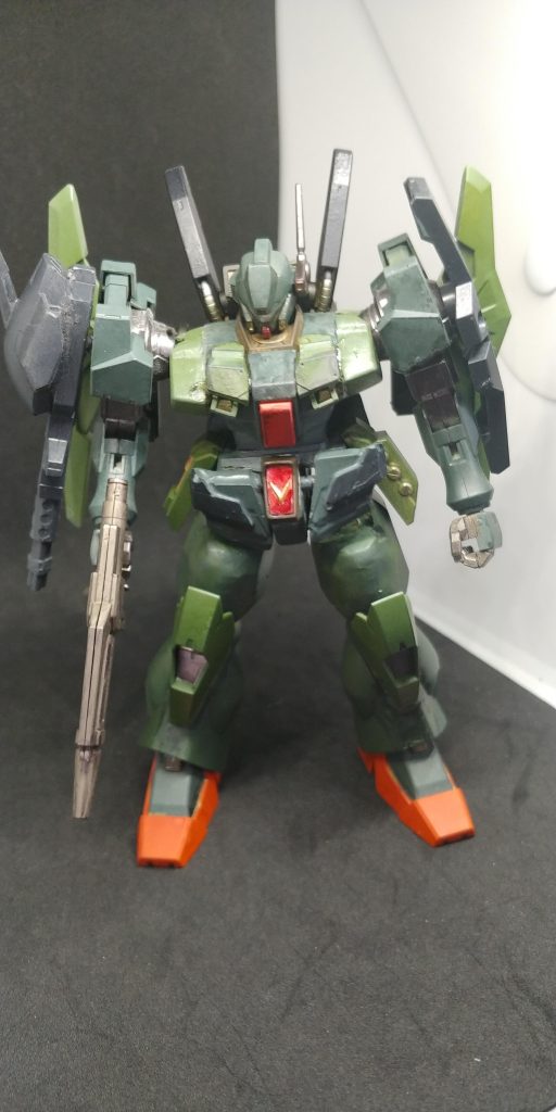 まぁ、バランスとか塗装ムラとか色々有りますがパッと見、じっと見ないで、ほんとパッと見結構良いんではないかと多少顔の大きさに対して身体がゴツ過ぎな感じも有りますが自分としては良いんではないかとこれで、他の方みたいに丁寧に綺麗に出来る技術と経験があったならイケてたんじゃないかなぁって思ってます。