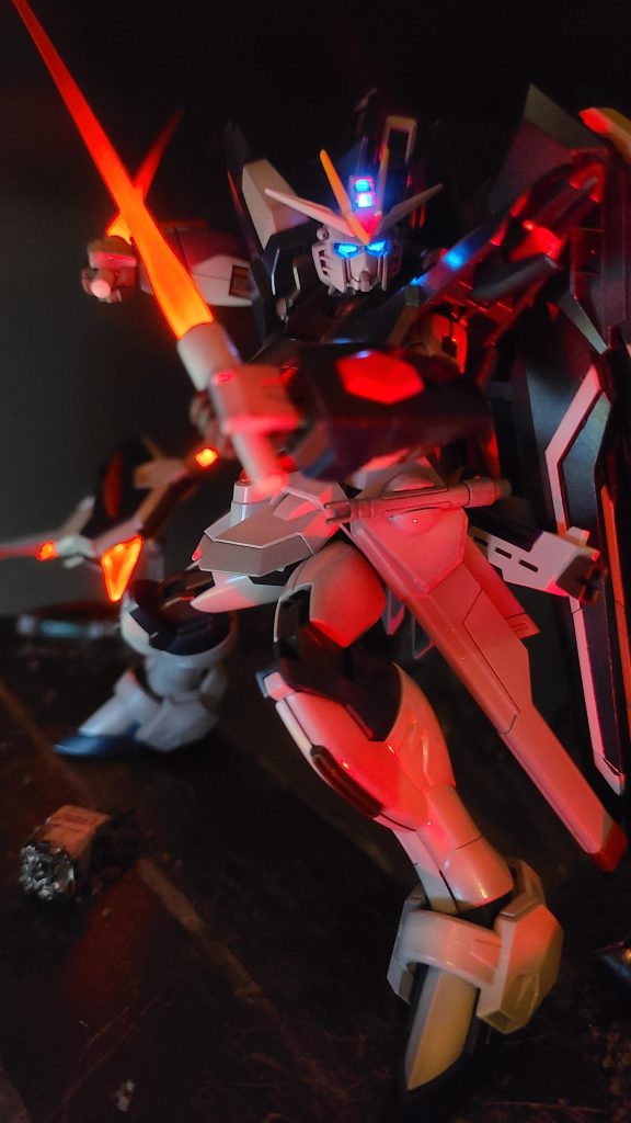 頭部とシールドにLED を埋め込み、サーベルは釣り用ミライトです。各種動画サイトを参考にさせてもらいました。ジオラマは100均のポリスチレンフォームとタッパー、石とジャンクパーツとランナーから作ってみました。最後に赤色照明を当てて雰囲気出し。