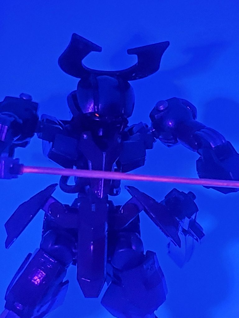 刀身とカメラアイは蛍光塗料をつかっていますので、ブラックライトで光ります。