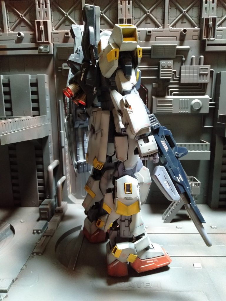 腕の分は設定画だと、MK‐Ⅱと違ってジムⅡの形状に近いので、切り刻んで形を変えてます。サイドスカートも内側にバーニアのような、形に書かれてたのでバーニアにしてます。