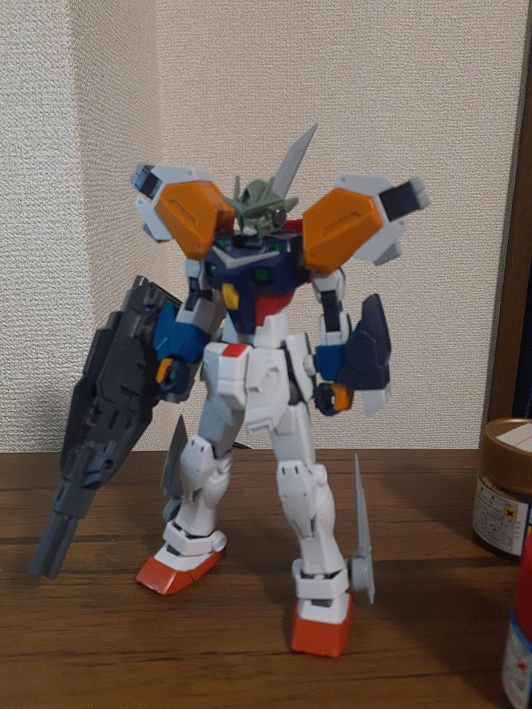 塗装前の本体はこんな感じ当初はコマンドクアンタを素体にするつもりでしたが、キットの余剰パーツとなっていたクアンタの頭部だけを使用、その他様々な機体のキメラになりましたが上手いことまとまりました。コマンドガンダムの系譜ではVコマンドが1番好きなのでいつか作りたいと思っていました。