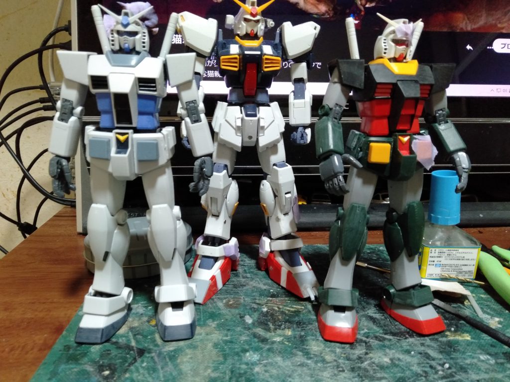 素組みサクサクで製作してるので、”G-3”も組みました(笑)この後すぐに”プロトタイプガンダム”の製作に入りましたwww。奥のMK-Ⅱは改造用のパーツ用、バルカンポッドが完成したままで上に放置してた分のです。
