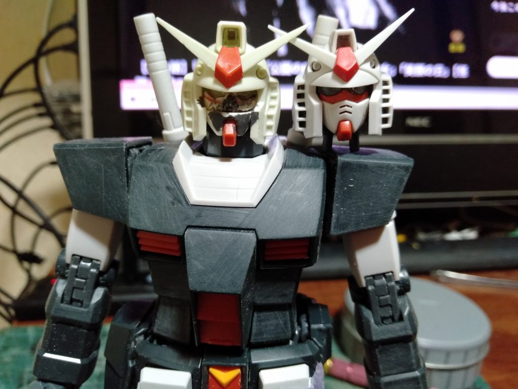 ジャンクパーツの中のMGのヘッドから、マウスのパーツを加工して、残りの処理はSSPパテで仕上げています。あとどうしても、キットのままでは不満だった、腰のパーツを加工して設定画のように、平らにしています。改造する、分解するは生まれてからすぐにしていた癖なのでね?、発売されてすぐその日に超合金マジンガーZ の頭部を加工して、ホバーパイルダ―を脱着させたりしてましたから(笑)だから、自分のバイクもオーバーホールから、エンジン脱着、乗せ換えなんてものは平常運転でした。